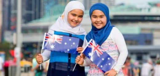 Dvě dívky oslavující Den Austrálie.