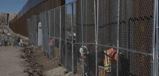 Stavění plotu na hranici Mexika a USA.