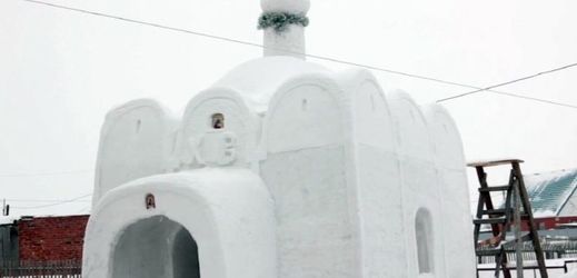 Kostel z ledu v Rusku.