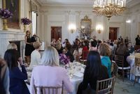 Fotografie ze slavnostního obědu v Bílém domě.