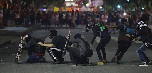 Demonstranti v brazilském Riu de Janeiro.