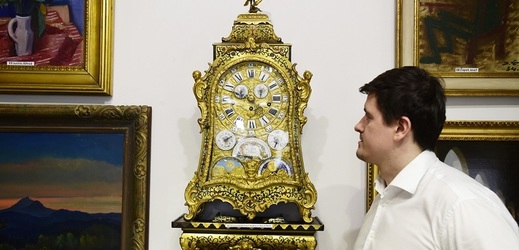Ředitel pražské Galerie Ustar Pavel Urban představil 6. března astronomické hrací hodiny Le Roy A Paris z pozůstalosti knížete Františka Oldřicha Kinského..