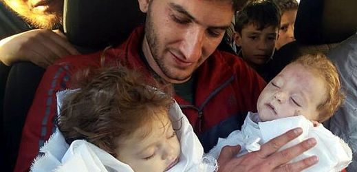 Otec dvojčat, která byla v Idlibu pravděpodobně zasažena plynem.
