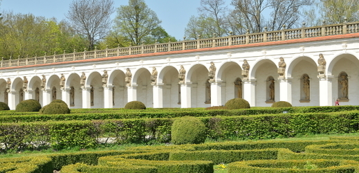 Obnovená Květná zahrada v Kroměříži se po zimě zazelenala a návštěvníky láká na rozkvetlé cibuloviny.