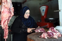 Žena v egyptské Káhiře prodává velbloudí maso.