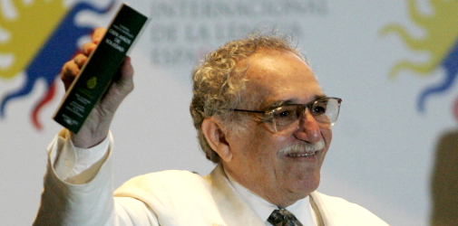 Gabriela García Márqueze drží v ruce své nejproslulejší dílo.