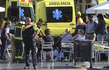 Záchranáři ošetřují oběti útoku v Barceloně.