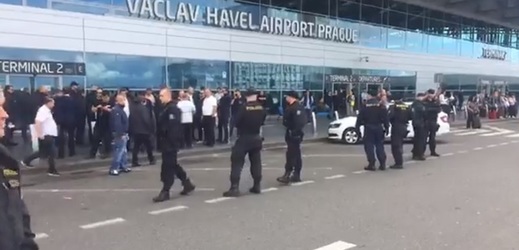 Protest taxikářů na letišti v Praze.