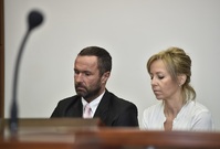 Luděk Nečesaný a jeho manželka Šárka u soudu. 