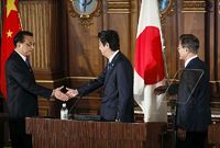 Zleva: čínský premiér Li Kche-čchiang, japonský premiér Šinzó Abe a jihokorejský prezident Mun Če-in.