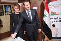 Asma Asadová u voleb se svým manželem.