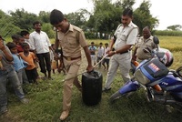 Indická policie zabavuje nelegálně vyrobený alkohol (ilustrační foto).