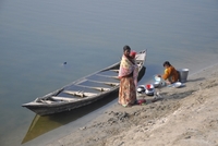 Lidé u řeky Gangy (ilustrační foto).