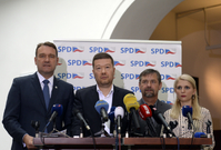 Zleva předseda poslaneckého klubu SPD Radim Fiala, předseda Tomio Okamura a poslanci Radek Koten a Lucie Šafránková.