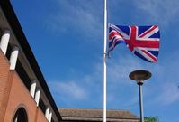 Vlajka na půl žerdi v britskému Readingu.