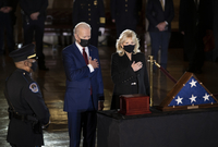 Joe Biden s chotí Jill přišli uctít památku padlého policisty. 