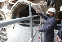 Francouzský prezident při obhlídce oprav katedrály Notre-Dame.