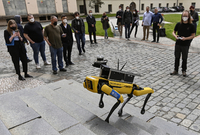 První čtyřnohý robot americké společnosti Boston Dynamics byl představen 25. května 2021 na tiskové konferenci Fakulty elektrotechnické ČVUT v Praze.