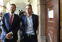 Předseda STAN Vít Rakušan (vlevo) a předseda Pirátů Ivan Bartoš vystoupili 12. října 2021 v Praze na tiskové konferenci po jednání koaliční rady o povolebním postupu.