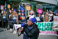 V Británii stávkují druhý den za vyšší mzdy tisíce zdravotních sester.
