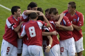 Čeští fotbalisté se radují z první branky vstřelené Lichtenštejnsku