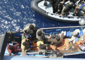 Somálští piráti chycení německým vojenským námořnictvem 3. března.