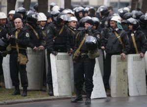 Policejní těžkooděnci čekají na demonstranty v centru Kišiněva.