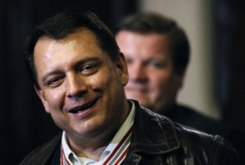 Jiří Paroubek má důvod k úsměvu, jeho strana si udržuje náskok.