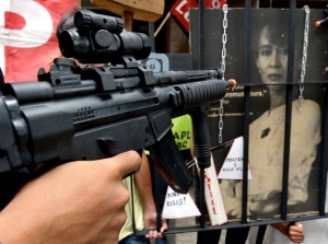 Protest proti procesu se Su Ťij na Filipínách.