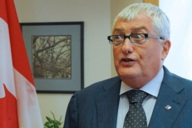 Kanadský velvyslanec věří, že víza pro Čechy zase brzy padnou.