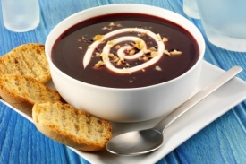 Borůvková polévka se zakysanou smetanou.
