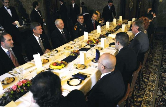Ministr obrany Gates u stolu s Topolánkem na návštěvě Prahy.