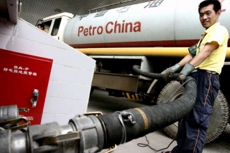 Nové zdroje ropy hledá Čína po celém světě.