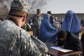 Americký voják v Afghánistánu sleduje registraci u výdejny potravin