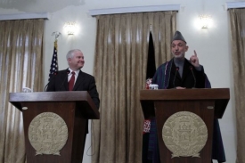 Ministr obrany USA Robert Gates a afghánský prezident Hámid Karzáí.