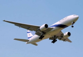 Letadlo El Al Boeing 777-200ER startuje z letiště v Londýně.