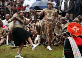 Zuma tancuje se svou novou manželkou.