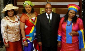 Zuma a jeho tři aktuální manželky.