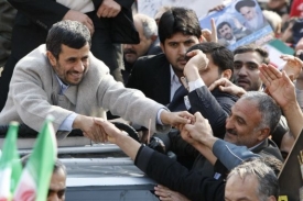 Íránský prezident Ahmadínežád během oslav výročí islámské revoluce.