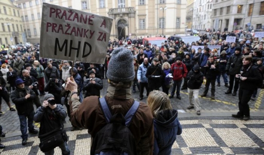 Demonstranti před pražskou radnicí.
