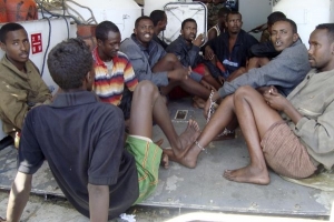 Somálští piráti spoutaní v přístavu Bosasso.