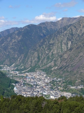Andorra la Vella v sevření Pyrenejí.