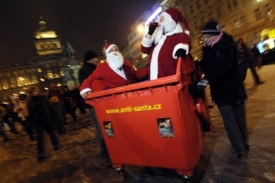 Santa Claus byl vhozen do popelnice.