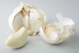 Syrový česnek může způsobit žaludeční koliku.