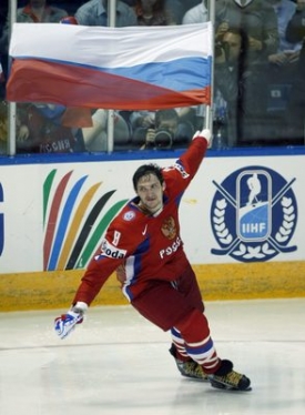 Alexandr Ovečkin slaví ruský triumf, první po 15 letech.