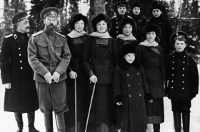 Rodina ruského cara v roce 1917, nedlouho před vyvražděním.