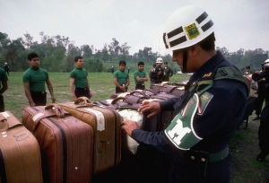 Mexičtí policisté zabavují drogovou zásilku.