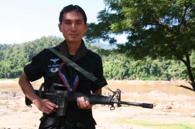 Neprojdou? Ale projdou... Thajský voják střeží hranici s Barmou.