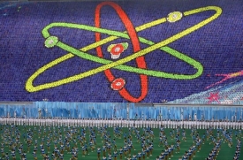 Symbol atomu vytvořený diváky na spartakiádě v Pchjongjangu 19.9.2008.