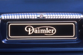 Indov&eacute; chtěj&iacute; vr&aacute;tit za&scaron;lou sl&aacute;vu klasick&eacute; značky Daimler.